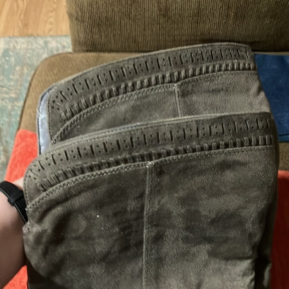 Size 8.5 suede excellent condition boots - Picture 2 of 4